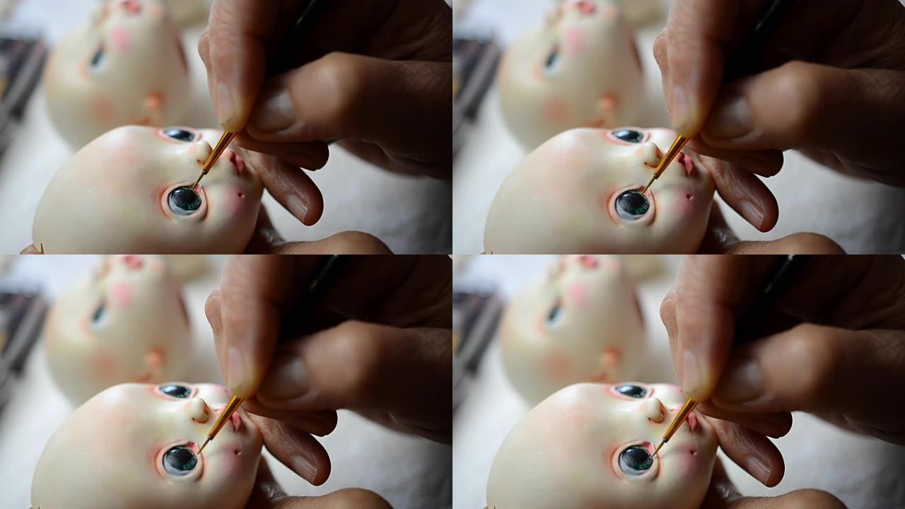 木偶大师吸引洋娃娃。