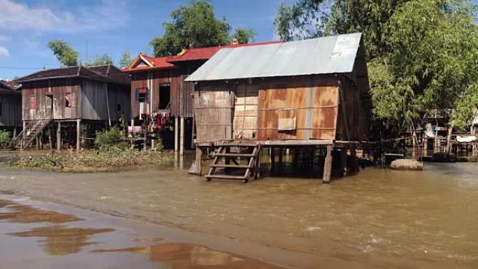 街道村庄的高跷房屋下的洪水