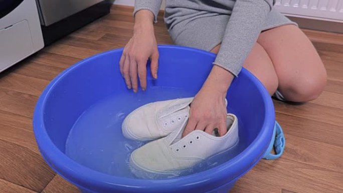 mov女人开始洗运动鞋