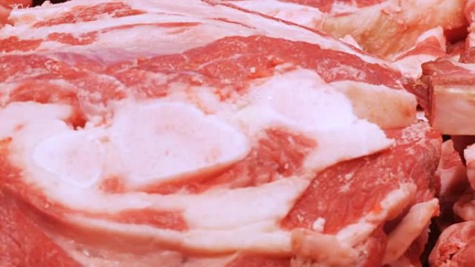 肉品市场柜台上的新鲜切好的牛肉或猪肉肉店特写