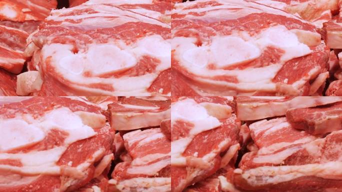 肉品市场柜台上的新鲜切好的牛肉或猪肉肉店特写