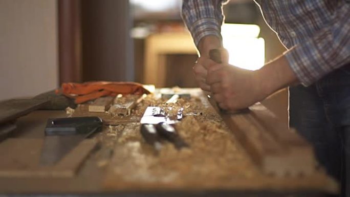 木匠刨平木材，工作场所。慢动作
