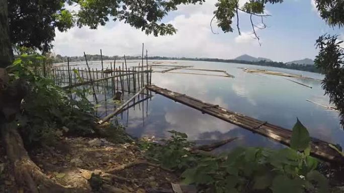 高山湖上的竹竿结构和木筏。跟踪镜头