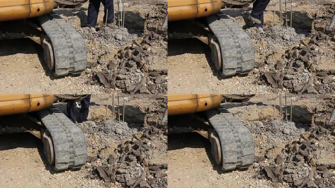 工人测量电枢的长度。