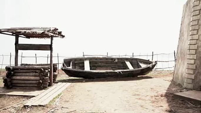 旧木船在一条山河的岸边。镜头。在井边的海边沙滩上破碎的旧鱼船