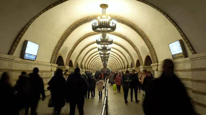 乌克兰基辅地铁站上移动的人的延时。Zoloti Vorota站-乌克兰最好的地铁站。时间流逝。