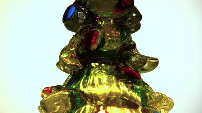 白色背景上老式电子玻璃圣诞泡泡装饰品的特写视频