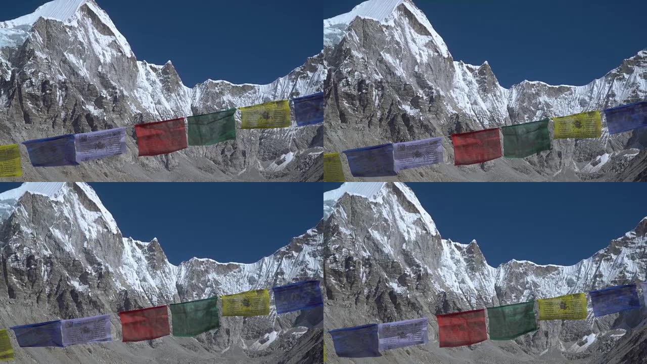 珠穆朗玛峰背景下的祈祷旗