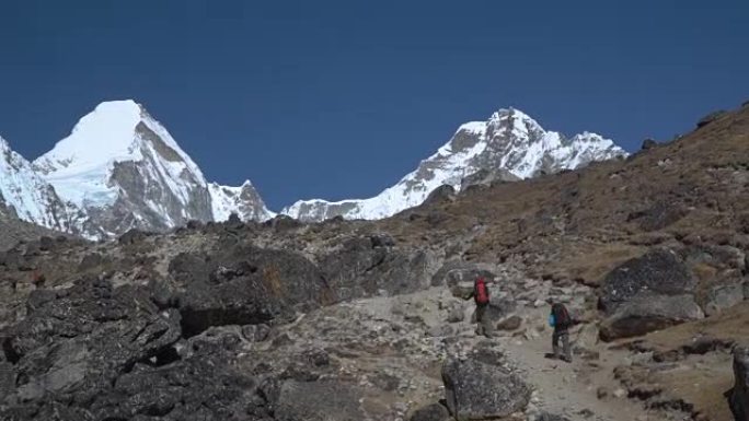 女孩游客在喜马拉雅山的小径上