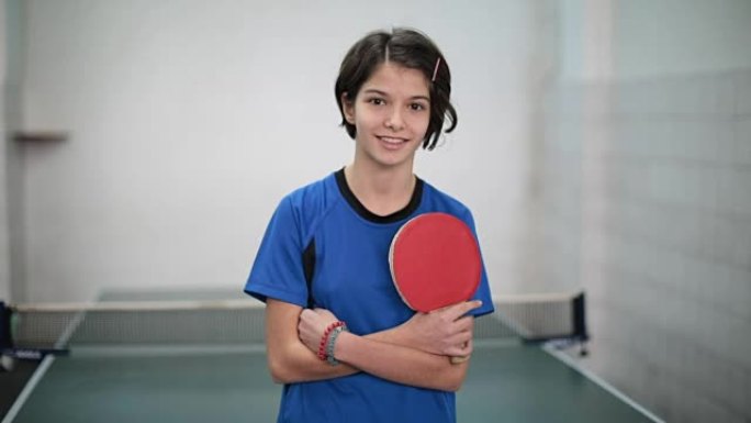 一个年轻女孩拿着乒乓球拍的肖像