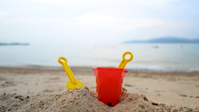沙滩上的玩具与海浪选择聚焦浅景深与夏夜气氛