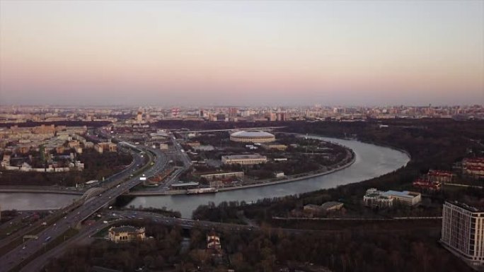 俄罗斯日落之夜莫斯科城市景观河著名卢日尼基体育场综合空中全景4k