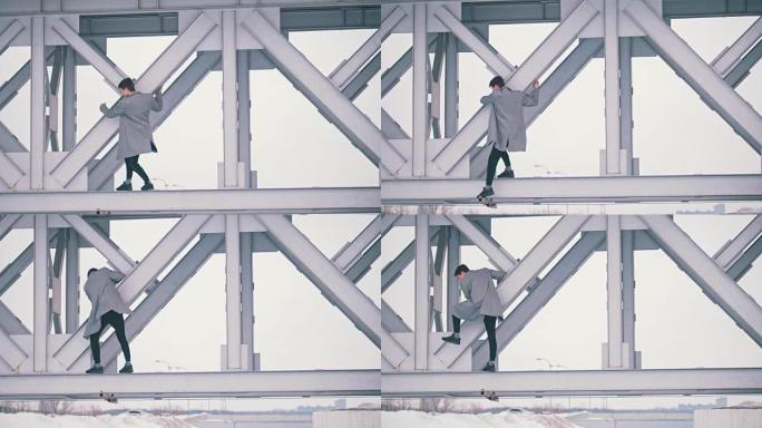 穿着灰色外套的年轻人爬上桥跨度