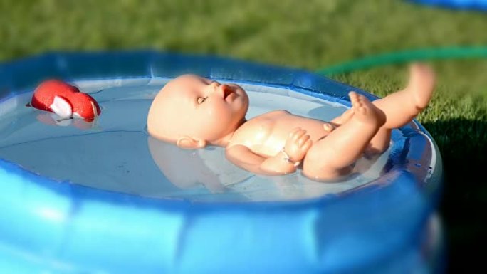 一个移动机器人实时漂浮在儿童泳池里