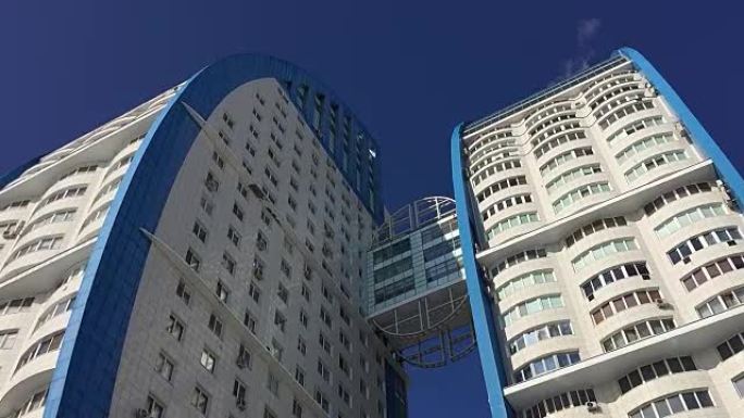 蓝天背景城市工业上的公寓楼摩天大楼