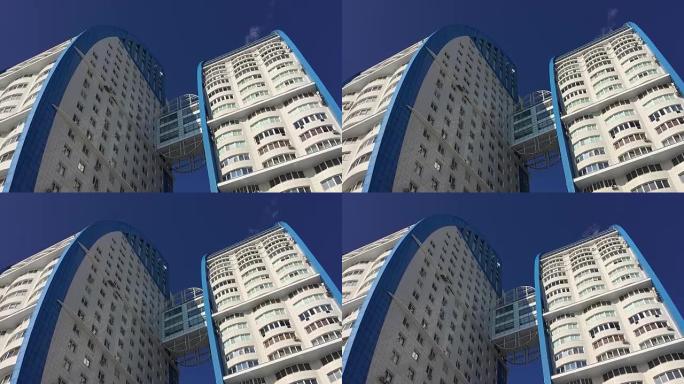 蓝天背景城市工业上的公寓楼摩天大楼