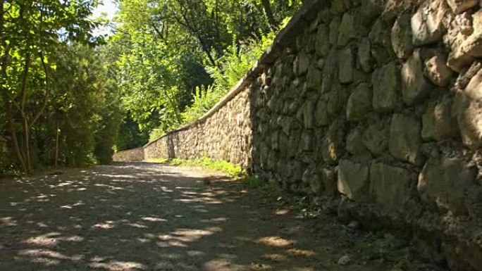 沿着老路的一堵石墙。