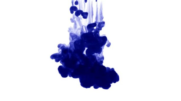 白色背景上的许多深蓝色墨水小流从上到下依次溶解在水中。侧视图。作为阿尔法通道使用亮度哑光