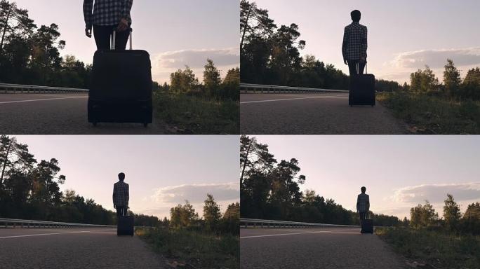 带着包在车道上的旅行者