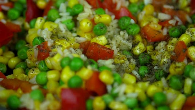 在蔬菜混合物上倒入胡椒。
