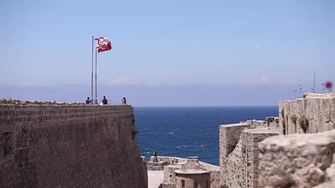 北赛普勒斯，北赛普勒斯共和国国旗对抗蓝天与大海