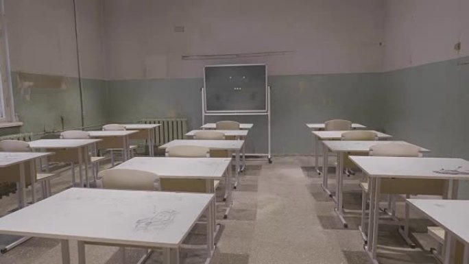 空教室，学校里有木制书桌，白色和绿色的粉笔板。空教室。废弃的学校教室，配有课桌和黑板
