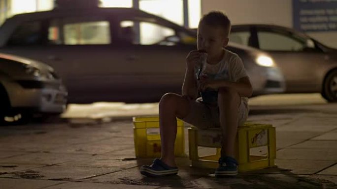 被遗弃的孩子坐在街上吃零食