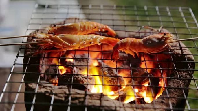 炭炉上的虾烤架