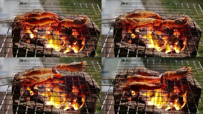 炭炉上的虾烤架