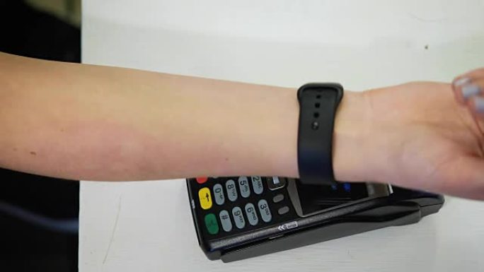 现代咖啡馆终端智能手表非接触式NFC技术支付客户