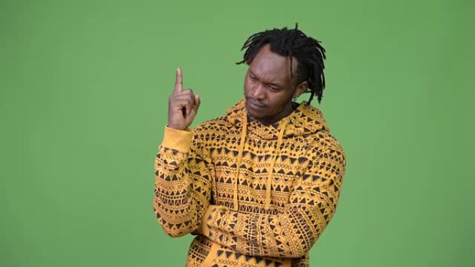 年轻英俊的非洲男子一边指着一边思考