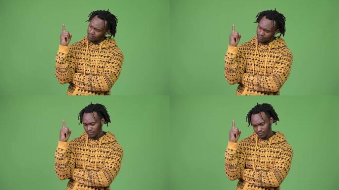 年轻英俊的非洲男子一边指着一边思考