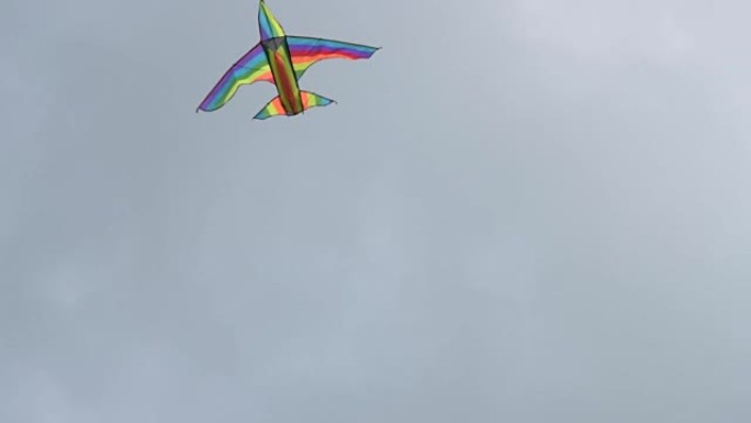 彩虹风筝在多云的天空中飞翔