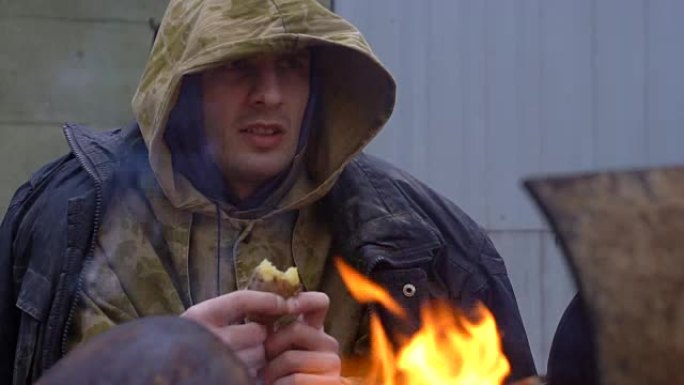 无家可归的人在炉火旁吃饭