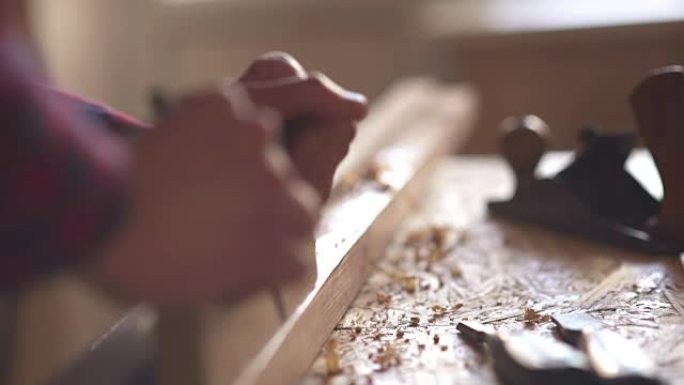 木匠刨削木材，工作场所