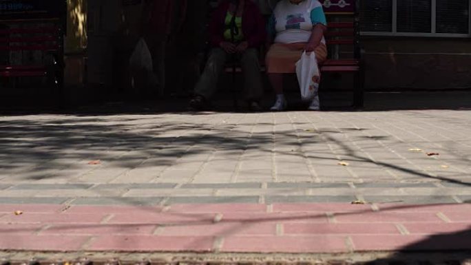 概念人群脚与鞋的特写。无名的人走在街上