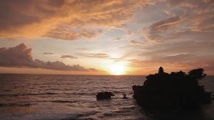 丹那洛特神庙的日落。印度尼西亚巴厘岛