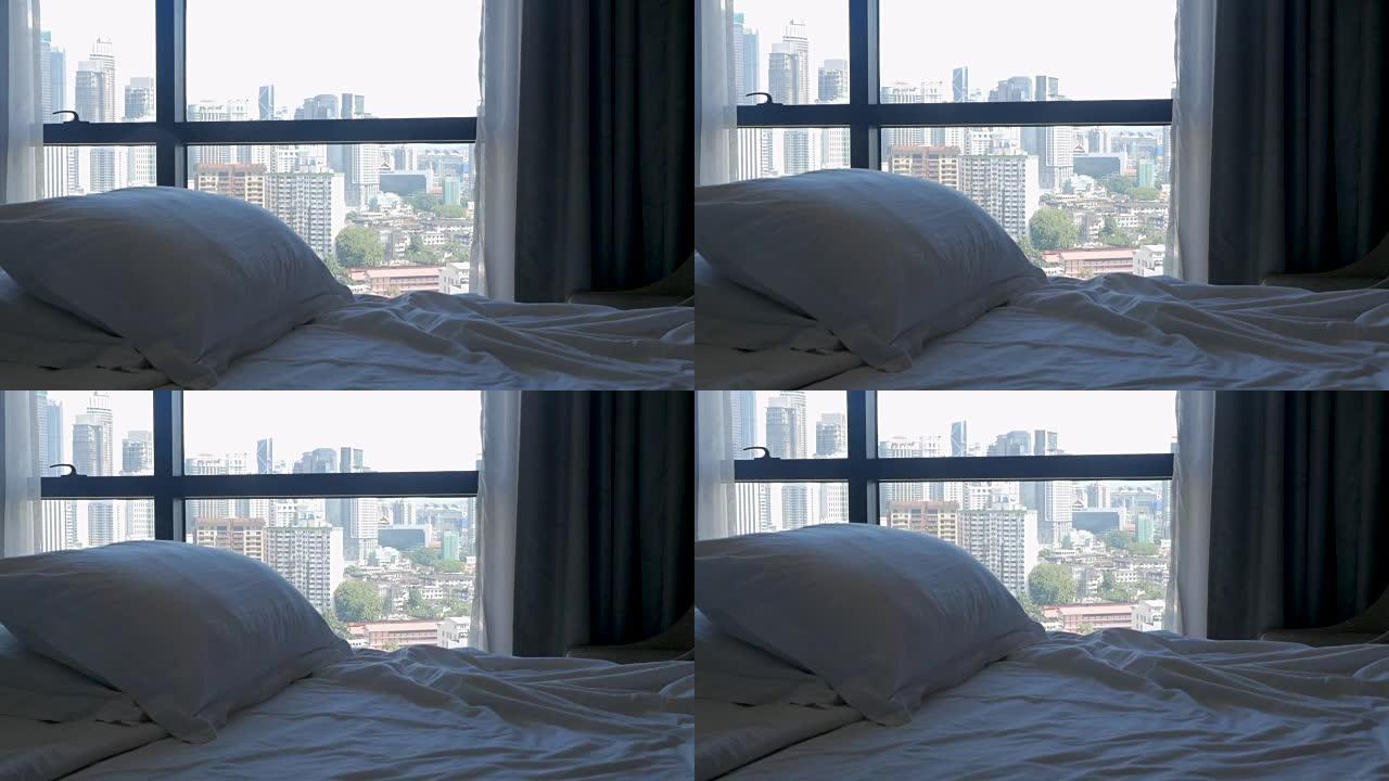 倾斜一张带枕头的床和一座拥有高层建筑的现代城市