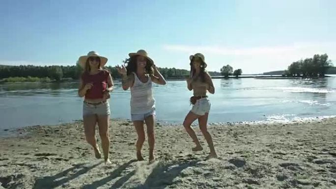 三个女孩在河边海滩玩得开心