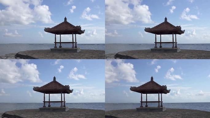热带海滩岸边的传统巴厘岛乔木