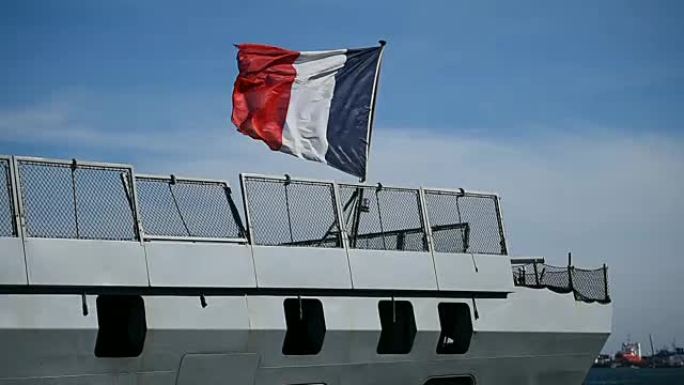 法国护卫舰绑在港口的码头上