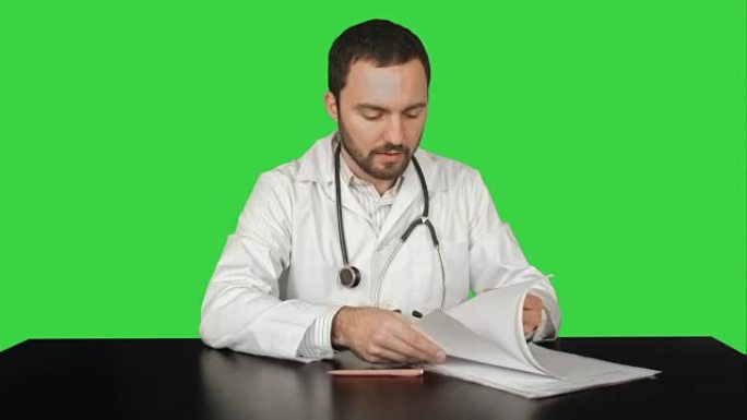 医生，医疗保健和医学，绿色屏幕上的文档问题，色度键