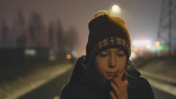 小女孩晚上去冬街上。