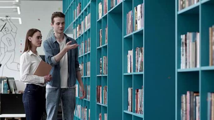 淡入夫妻站在书店的书架旁，选择书，男人给女友建议