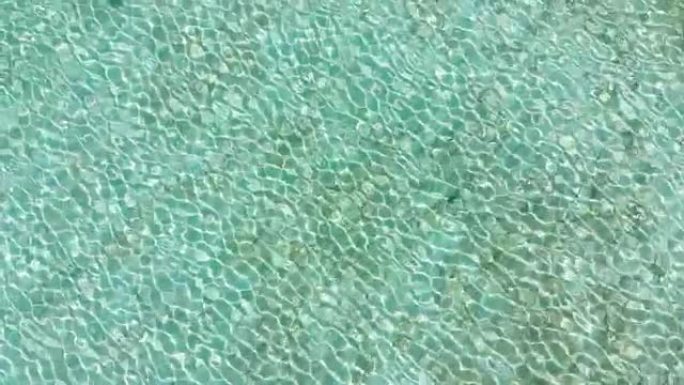 美丽的萨尔达湖上的波浪，白岸类似于马尔代夫