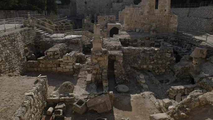 在耶路撒冷的贝塞斯达 (bethesda) 游泳池向西看的景色