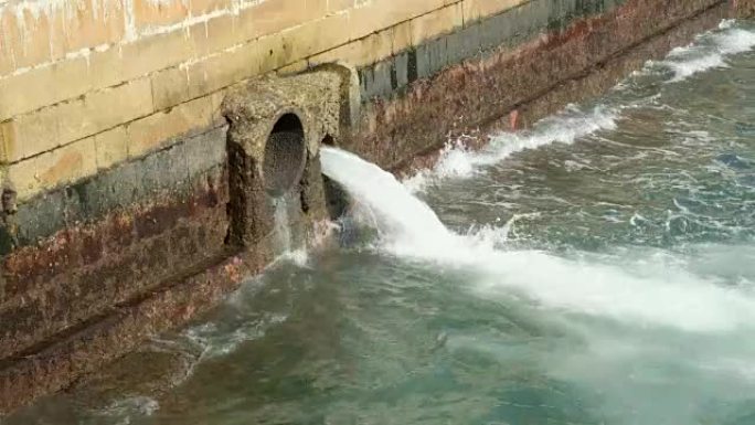排水隧道流出的水
