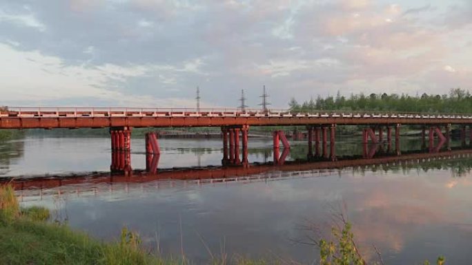 西伯利亚针叶林的钢筋混凝土路桥