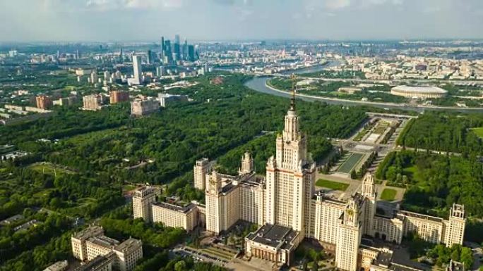 阳光灿烂的莫斯科城市景观著名大学建筑群和现代城市空中全景4k延时俄罗斯