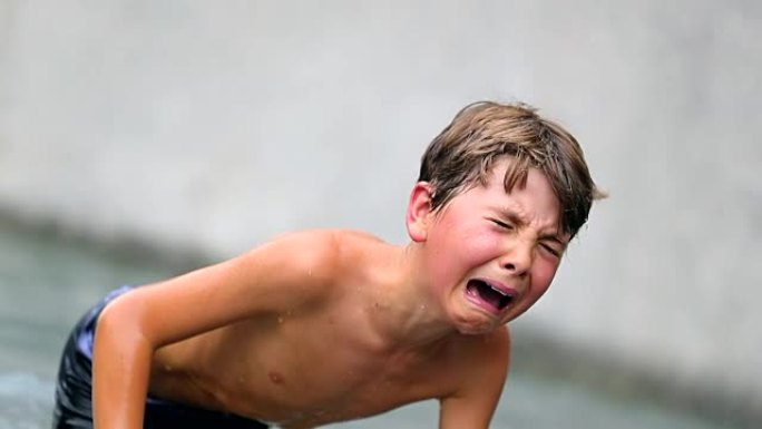 孩子在游泳池受到身体伤害后，真的很痛苦。小男孩失控地哭泣。孩子在痛苦中哭泣。